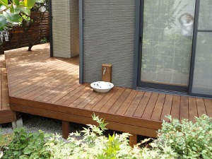 神奈川県川崎市多摩区 S邸 曲線のアプローチとひな壇のガーデンウッドデッキ