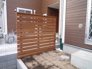 神奈川県茅ヶ崎市 T邸 新築戸建てに似合うウリン材のフェンスとデッキで目隠し