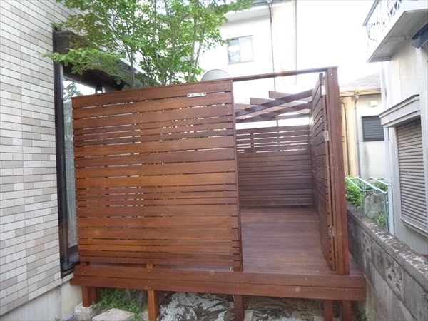 東京都世田谷区 Ｏ邸 人工木材との質感の差は歴然 ウリン材のサンルーム風デッキ空間
