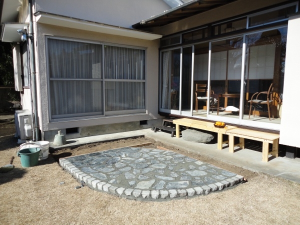 神奈川県小田原市 Ｎ邸 和風庭園にデッキ、鉄平石の乱張りとウッドデッキの絶妙なミックスデザイン