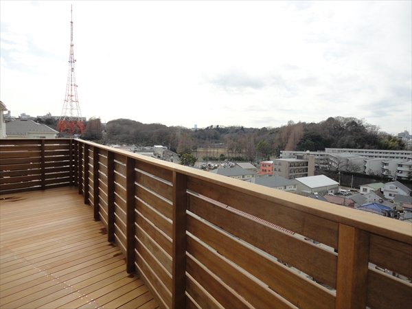 神奈川県横浜市鶴見区 N邸 抜群の眺望がのぞめるオールウリン材の高台傾斜地スカイデッキ