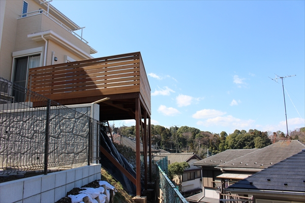 神奈川県横浜市緑区 S邸 高台にある180度眺望の傾斜地スカイデッキ！エントランスへと続く園路にはお客様ご自身で植栽を施しオンリーワンのデッキを♪