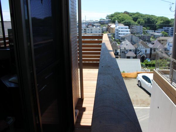 神奈川県横浜市鶴見区 K邸 高さ4メートル以上のオールハードウッドの 車庫上はね出しウッドデッキ