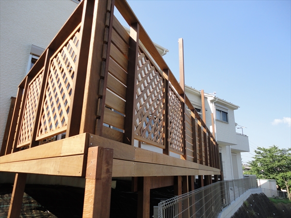 神奈川県横浜市金沢区 B邸 見晴らしの良い傾斜地に ラティスフェンスの個性が際立つ傾斜地ウッドデッキ