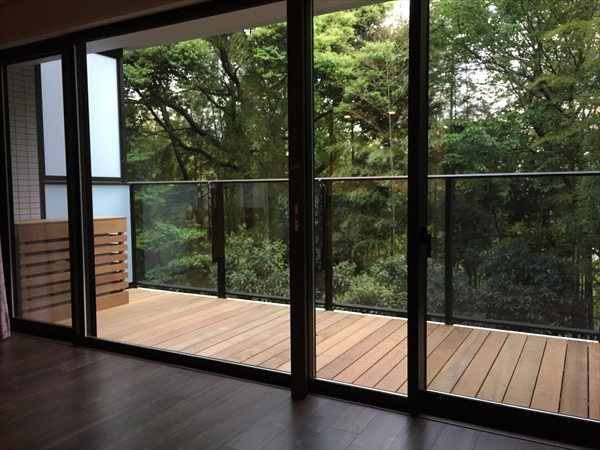 神奈川県横浜市都筑区 S邸 竹林の葉音に耳をすまし、ゆったりと贅沢な時間が流れてゆく至福のベランダデッキ