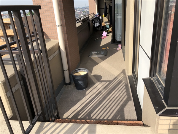 神奈川県横浜市戸塚区 I邸 家族全員が愉しめるもう一つのアウトドアリビング。日差しを遮るパーゴラ、 サーモン色のオーニングの下で植物を眺めながら朝食を…
