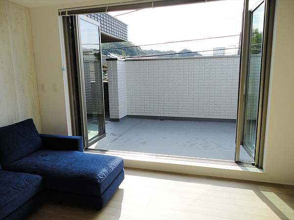 神奈川県鎌倉市 I邸 旭化成へーベルハウスの二世帯住宅。無機質なバルコニーはご家族それぞれのオープンエアリビングへ！