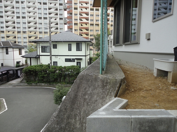 神奈川県横浜市南区 Ｋ邸 高さ5.4ｍのスカイデッキ。狭く通り抜ける事も困難なお庭スペースをリビングよりフラットにつながるオープンエアリビングへ