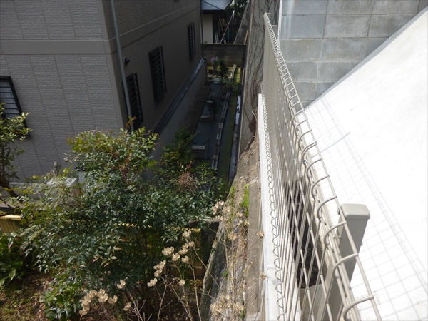 神奈川県横浜市神奈川区 T邸 横浜特有の高台の傾斜地。擁壁上の土地を有効活用し広々とした１Fベランダウッドデッキ空間に