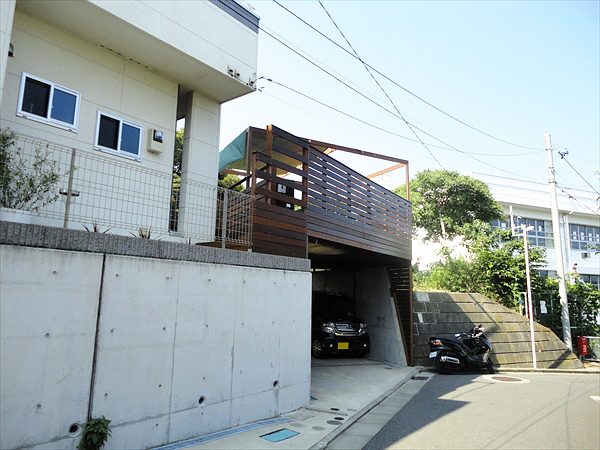 神奈川県横須賀市 S邸 愛犬と愛猫と屋外でも過ごしたい！風がよく通りタープの日陰が心地よいアジアンテイスト駐車場上ウッドデッキ