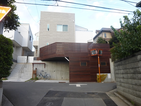 埼玉県さいたま市 T邸 僅か550㎜のお庭が出幅3400㎜に。耐食性に優れたメッキ塗装仕上げの鉄骨下地ウッドデッキ