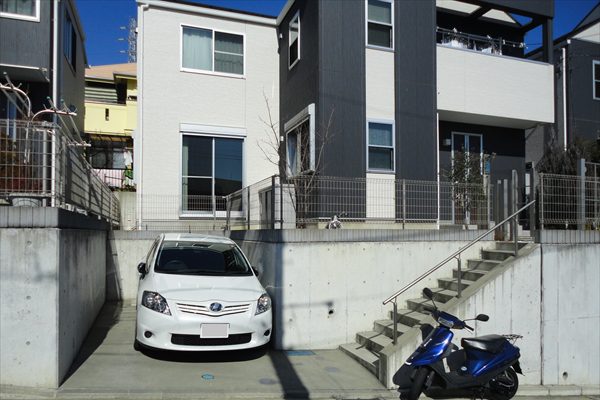 神奈川県横浜市戸塚区 S邸 駐車スペースを有効活用 フェンス形状を工夫したガレージウッドデッキ