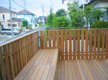 神奈川県川崎市中原区 Ｍ邸 イペをぜいたくに使用 美しい経年変化も楽しみなウッドデッキ空間