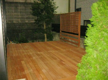 神奈川県川崎市中原区 Ｍ邸 イペをぜいたくに使用 美しい経年変化も楽しみなウッドデッキ空間