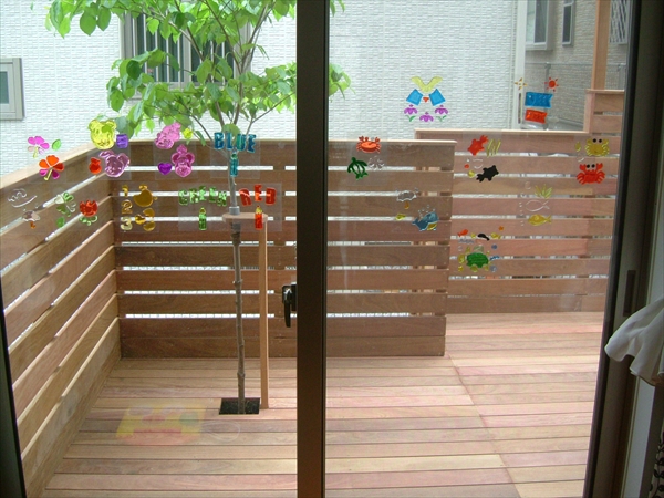 神奈川県横浜市港南区 A邸 リビングからのフラットウッドデッキ お子様を守るプライバシーフェンス