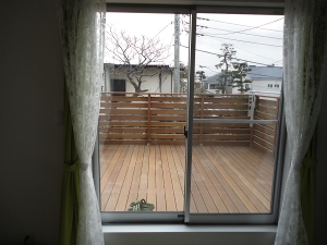 神奈川県藤沢市 Ｈ邸 シンプル設計のスカイデッキでまるでひと部屋増設されたような空間