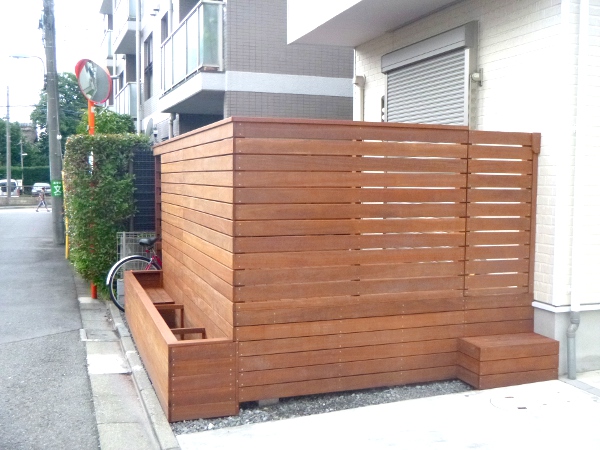 東京都調布市 N邸 プライバシーウッドフェンスは植栽で外観もセンス良く