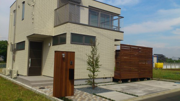 神奈川県茅ヶ崎市 Ｔ邸 御自宅の顔となるハードウッド門塀とハイフェンスで囲まれたサンルーム風ウッドデッキ