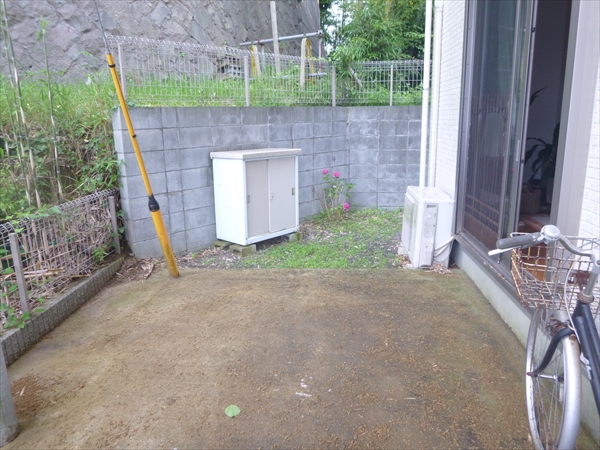 神奈川県鎌倉市 Ｍ邸 庭内の目障りな電柱・支線カバーを目隠した快適なウッドデッキ