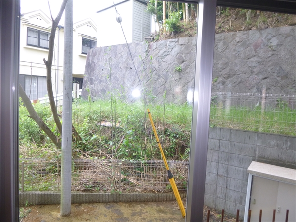 神奈川県鎌倉市 Ｍ邸 庭内の目障りな電柱・支線カバーを目隠した快適なウッドデッキ