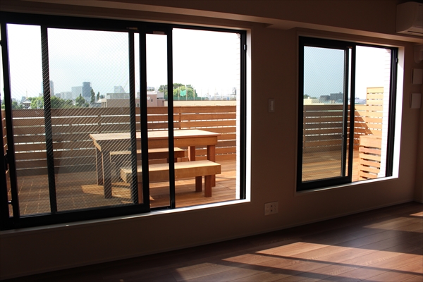 東京都中野区 G邸 マンションルーフバルコニーにウッドデッキ・フェンス・家具・照明をトータルでデザイン施工