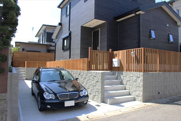 神奈川県鎌倉市 H邸 閑静な住宅街の縦格子ウッドフェンスを使用した温かみのあるファサード
