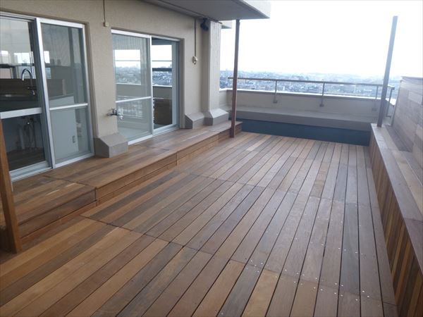 東京都大田区 K邸 築30年のマンションルーフバルコニーを、色・幅・素材 異なる木材でモザイクリノベーション
