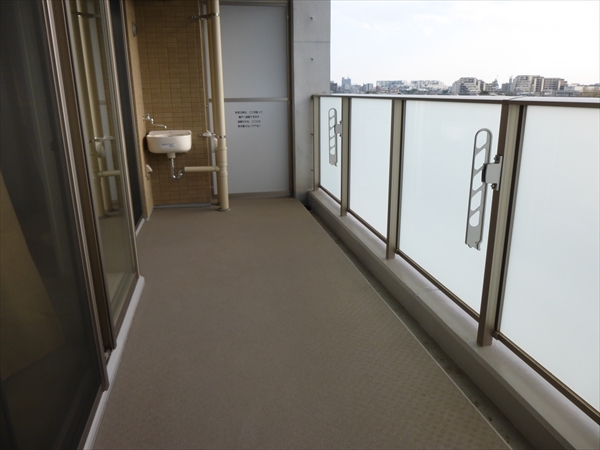 東京都世田谷区 K邸 眺望自慢のルーフバルコニー！ビル群はフェンスで隠し、空を感じる空間に