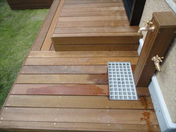 神奈川県横浜市緑区 Ｍ邸 お子様のプールも置ける ひな壇のあるウッドデッキ