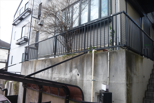 神奈川県横浜市戸塚区 Ａ邸 狭くて歩く事も出来なかった擁壁上のスペースをはね出し施工。物干し金具を設置してたった2日で快適空間に早変わり！