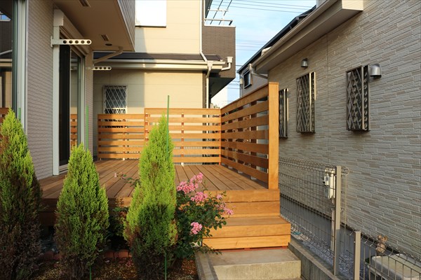 神奈川県横浜市瀬谷区 I邸 リビングフラットのウッドデッキ空間 物置きをかくす技ありフェンス