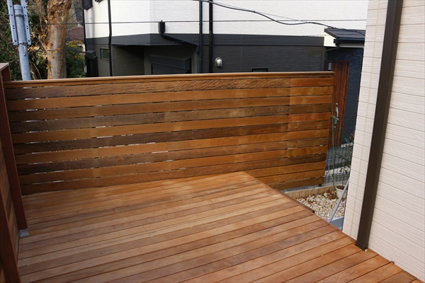 神奈川県横浜市中区 W邸 3方向高さの違うウッドフェンス プライベート感と景色を感じられるデザインバランス