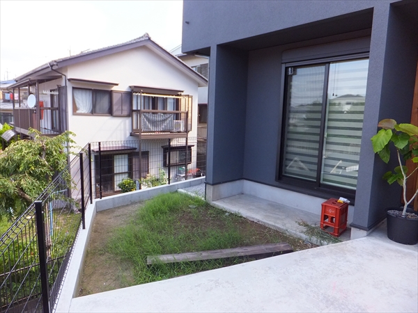 神奈川県横浜市旭区 T邸 デザイナー住宅にマッチさせるウッドデッキには周囲の視線から我が子を守るウッドフェンスを！