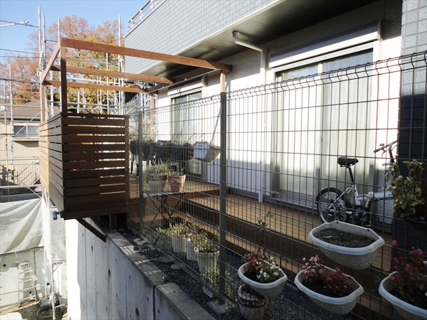 神奈川県横浜市港北区 K邸 はね出したウッドデッキはリビングよりフラットに続くオープンエアリビング！