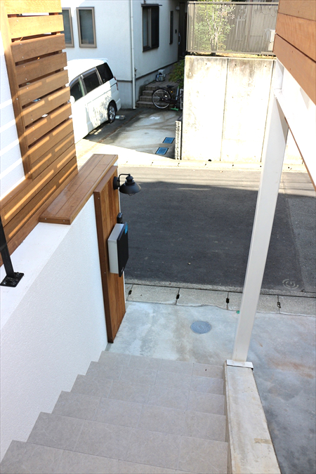 神奈川県川崎市 S邸 白と直線を基調としたこだわりの一戸建て。こだわりの車庫上デッキと物干しスペースにはね出しデッキの組み合わせ！