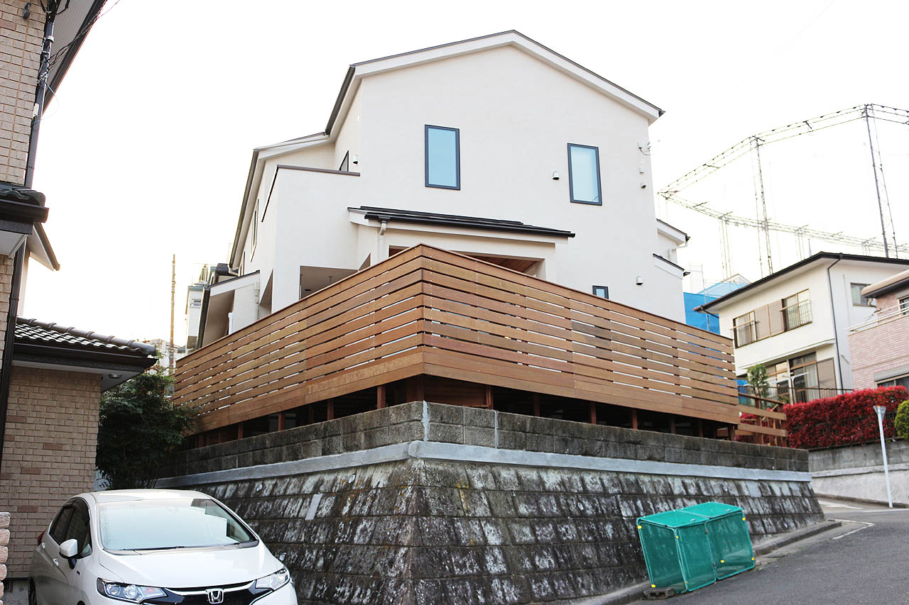 神奈川県横浜市港北区 Ｎ邸 地元横浜のハウスメーカー様よりご依頼。変形型の土地にぴったりと収まるオーダーメイドならではのオンリーワンデッキ！