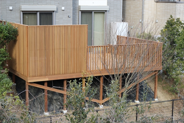神奈川県川崎市麻生区 M邸 腐蝕して乗れなくなってしまった傾斜地の庭を全てウリン材で造り替え。フェンスはこだわりの縦桟のデザインで。