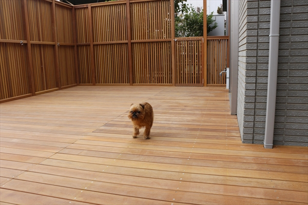 神奈川県川崎市麻生区 M邸 腐蝕して乗れなくなってしまった傾斜地の庭を全てウリン材で造り替え。フェンスはこだわりの縦桟のデザインで。