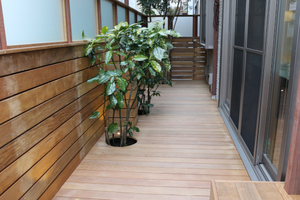 東京都太田区 M邸 北に面した狭くて暗い庭をデッキフェンスとアクリル板を組み合わせ採光を取り入れた寛ぎの空間に