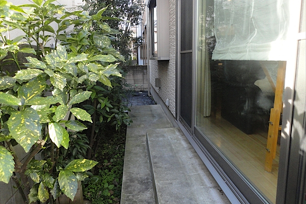 東京都太田区 M邸 北に面した狭くて暗い庭をデッキフェンスとアクリル板を組み合わせ採光を取り入れた寛ぎの空間に