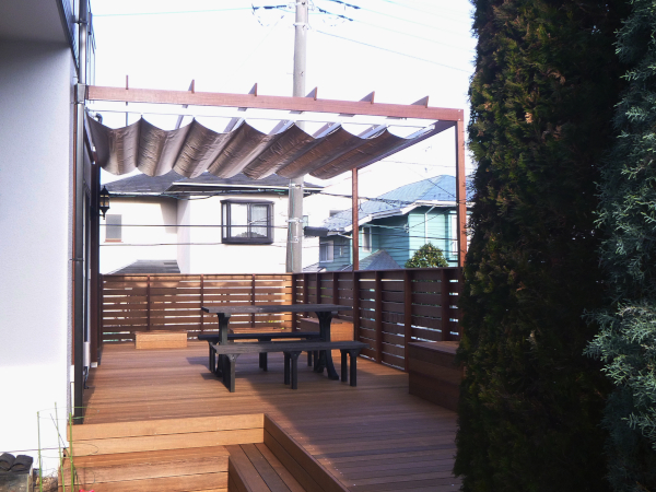 神奈川県横浜市戸塚区 Y邸 腐蝕したデッキの作り替え。見違える様な ビフォーアフター。パーゴラ、スライドオーニングで 日差しをシャットアウト