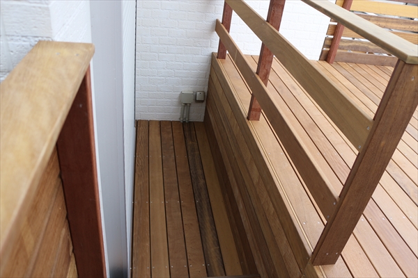 神奈川県逗子市 T邸 リビングとつながる車庫上の空中デッキ。玄関アプローチの手摺にも同じ材をつかいファサードをデザイン！