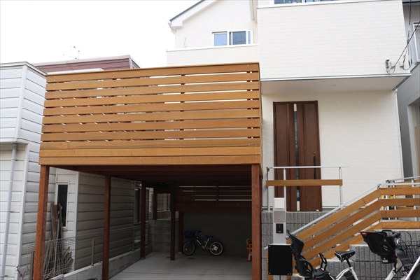 神奈川県逗子市 T邸 リビングとつながる車庫上の空中デッキ。玄関アプローチの手摺にも同じ材をつかいファサードをデザイン！
