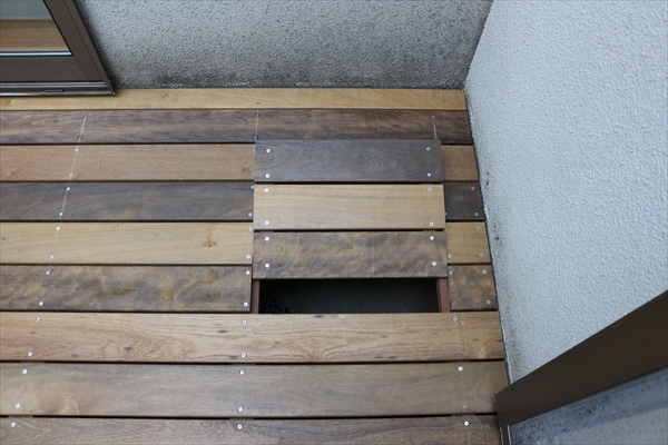 神奈川県横浜市青葉区 Ｗ邸　一戸建ての中庭(パティオ)は雨に強い木材で30年の安心