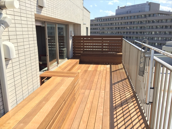 東京都品川区 I邸 無機質なマンションルーフバルコニーに、ウッドデッキ、収納ベンチ、風除けのフェンスで家族全員が楽しめる空間に…