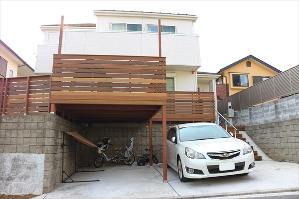 神奈川県横浜市戸塚区S邸 駐車場の半分はスカイデッキ。お庭と玄関をつなぐウッドデッキが完成