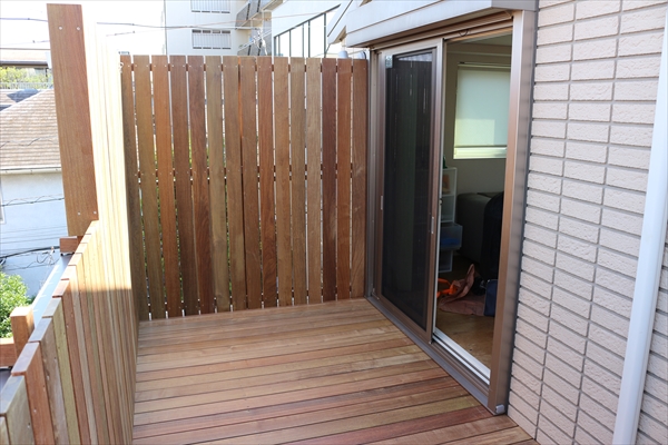 東京都世田谷区 N邸 人工木デッキからの造り替え。目隠しフェンスで囲んだイペバルコニー