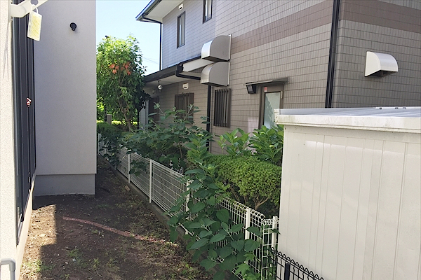 神奈川県横浜市青葉区 M邸　法面の庭にオシャレな浅桟ハイフェンスのプライベートウッドテラス