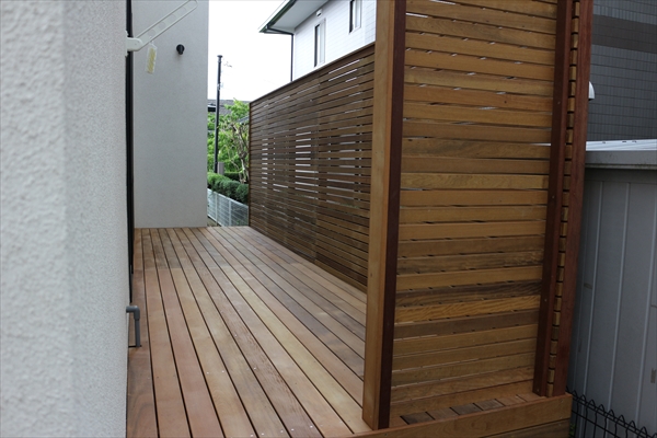 神奈川県横浜市青葉区 M邸　法面の庭にオシャレな浅桟ハイフェンスのプライベートウッドテラス