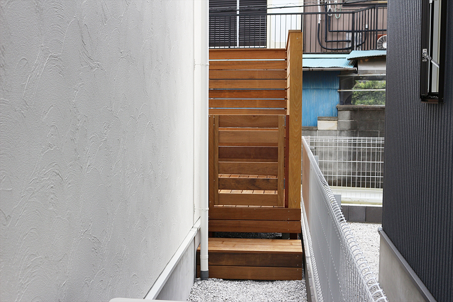 神奈川県横浜市都筑区 T邸 通りから丸見えだったお庭。デッキ面から1.5mのフェンスと扉で愛犬と過ごすプライベート空間に